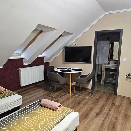 Borostyan Panzio Bed & Breakfast เดเบรตเซน ภายนอก รูปภาพ