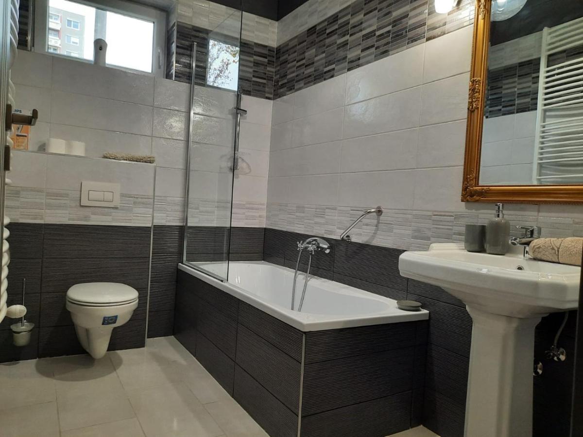 Borostyan Panzio Bed & Breakfast เดเบรตเซน ภายนอก รูปภาพ