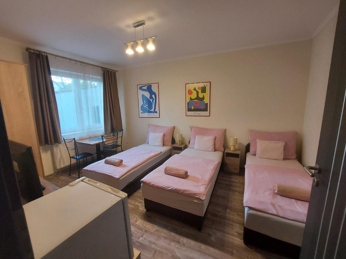 Borostyan Panzio Bed & Breakfast เดเบรตเซน ภายนอก รูปภาพ