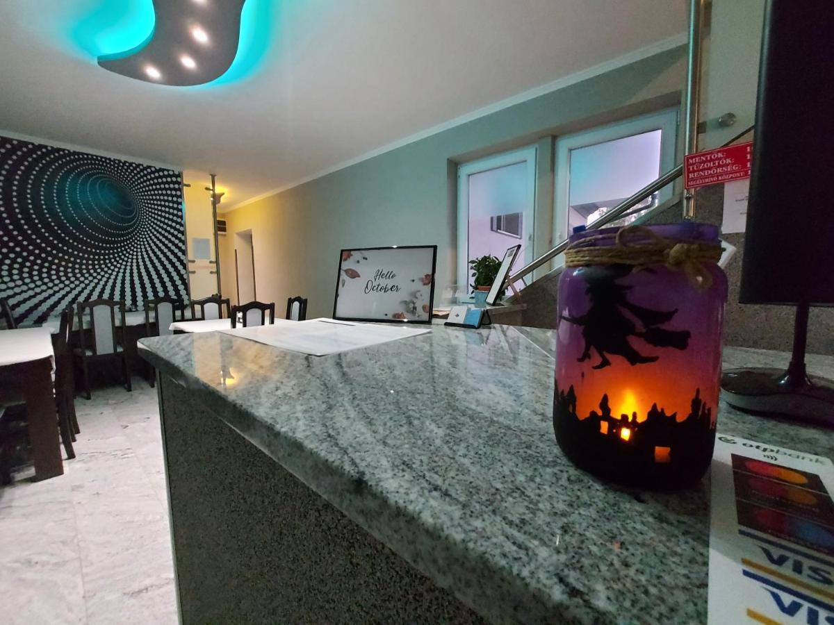 Borostyan Panzio Bed & Breakfast เดเบรตเซน ภายนอก รูปภาพ