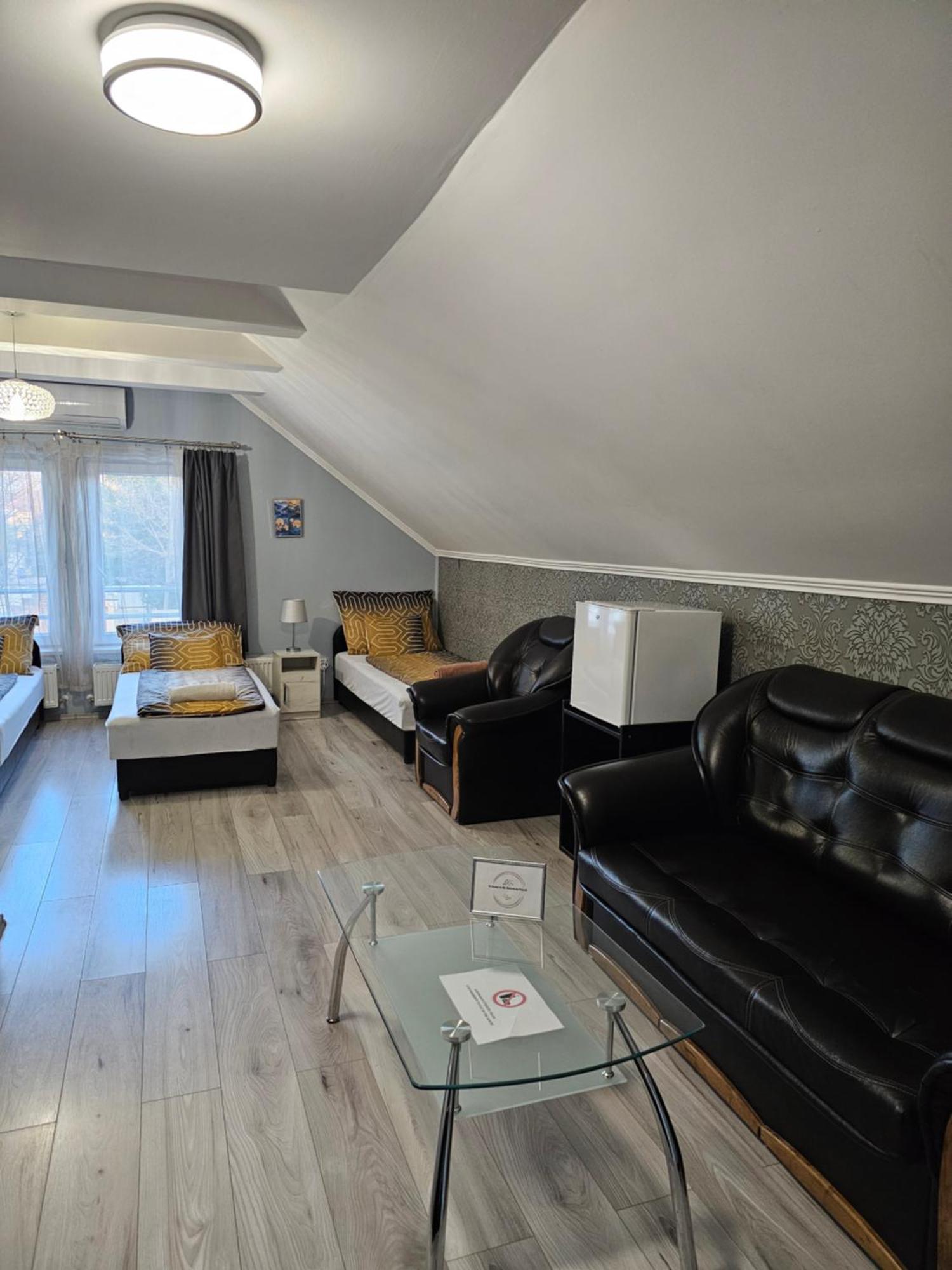 Borostyan Panzio Bed & Breakfast เดเบรตเซน ภายนอก รูปภาพ